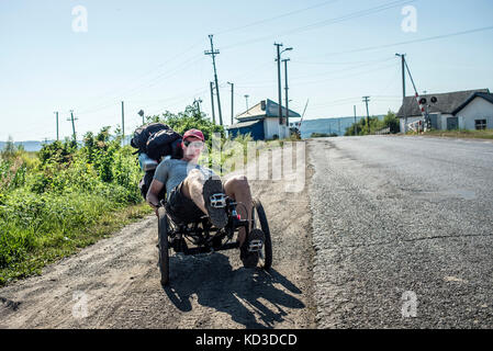 I partecipanti del Campo annuale di costruttori di biciclette durante il bike rally nelle montagne dei Carpazi e transcarpathia, Ucraina il 1° - 11 agosto, 2017. I partecipanti hanno preso parte al rally sulla loro auto-costruito veicoli. C'erano 8 i partecipanti nel campo compresi i rappresentanti della repubblica occupato di Crimea di quest'anno. Foto Stock