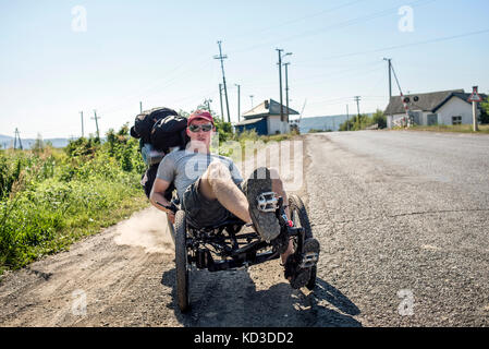 I partecipanti del Campo annuale di costruttori di biciclette durante il bike rally nelle montagne dei Carpazi e transcarpathia, Ucraina il 1° - 11 agosto, 2017. I partecipanti hanno preso parte al rally sulla loro auto-costruito veicoli. C'erano 8 i partecipanti nel campo compresi i rappresentanti della repubblica occupato di Crimea di quest'anno. Foto Stock