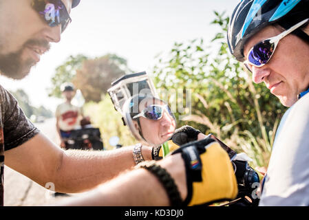 I partecipanti del Campo annuale di costruttori di biciclette durante il bike rally nelle montagne dei Carpazi e Transcarpathia, Ucraina il 1° - 11 August, 2017. I partecipanti hanno preso parte al rally sulla loro auto-costruito veicoli. Ci sono stati 8 partecipanti nel campo compresi i rappresentanti della Repubblica occupato di Crimea di quest'anno. Foto Stock