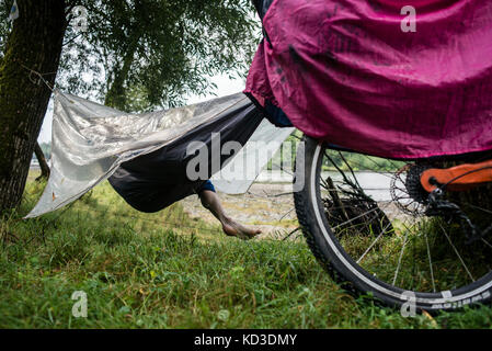 I partecipanti del Campo annuale di costruttori di biciclette durante il bike rally nelle montagne dei Carpazi e transcarpathia, Ucraina il 1° - 11 agosto, 2017. I partecipanti hanno preso parte al rally sulla loro auto-costruito veicoli. C'erano 8 i partecipanti nel campo compresi i rappresentanti della repubblica occupato di Crimea di quest'anno. Foto Stock