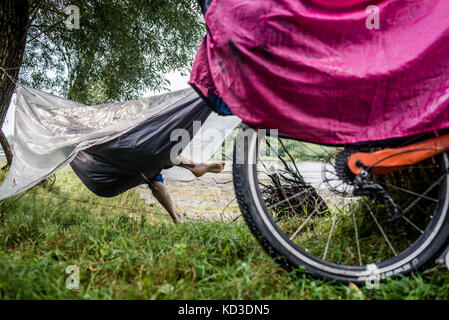 I partecipanti del Campo annuale di costruttori di biciclette durante il bike rally nelle montagne dei Carpazi e transcarpathia, Ucraina il 1° - 11 agosto, 2017. I partecipanti hanno preso parte al rally sulla loro auto-costruito veicoli. C'erano 8 i partecipanti nel campo compresi i rappresentanti della repubblica occupato di Crimea di quest'anno. Foto Stock