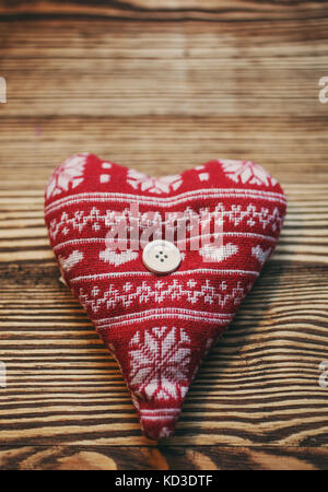 Cuori su sfondo di legno. Il giorno di san valentino Foto Stock