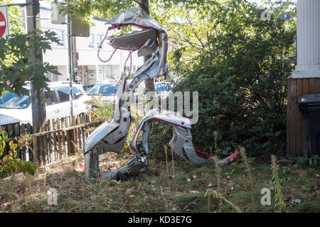 Scultura di insetto da Mosè Kofi lungo Agusta San in Kensington market nel centro cittadino di Toronto, Ontario, Canada Foto Stock