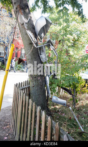 Scultura di insetto da Mosè Kofi lungo Agusta San in Kensington market nel centro cittadino di Toronto, Ontario, Canada Foto Stock