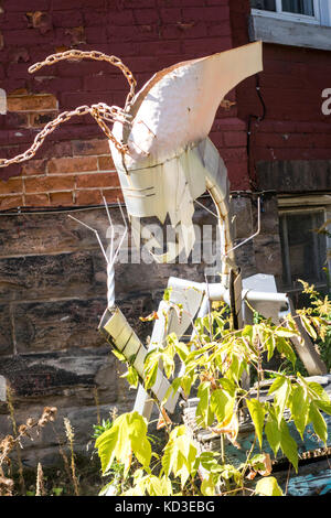 Scultura di insetto da Mosè Kofi lungo Agusta San in Kensington market nel centro cittadino di Toronto, Ontario, Canada Foto Stock