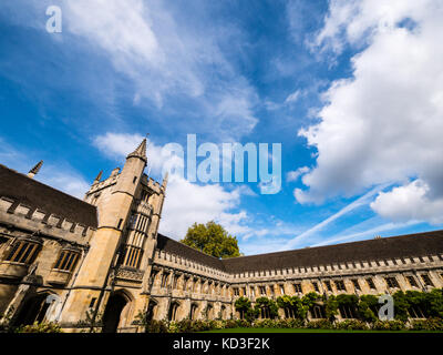 Torre fondatori dal chiostro quad, Magdalen College dell'università di Oxford, Oxford, Oxfordshire, Inghilterra Foto Stock