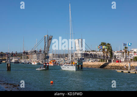 Lagos, Portogallo - 10 settembre 2017: una vista del ponte levatoio pedonale in posizione completamente aperta in modo da lasciare una nave attraverso al Marina de Lagos in Algarve, p Foto Stock