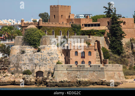 La magnifica fortezza di Sao joao do arado, talvolta indicato come il castello di Arado, visto dal porto di Portimao in Portogallo. Foto Stock