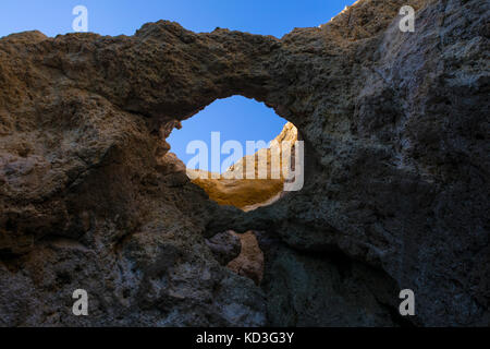 Guardando le formazioni rocciose intorno alle caverne e grotte nella regione di Algarve in Portogallo. Foto Stock