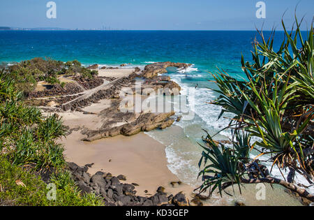 Australia, Queensland, Coolangatta, vista di Snapper rocce con dello skyline di Gold Coast in bachground Foto Stock