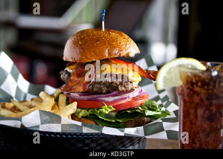 Una ripresa macro di un cheeseburger con tutti i fissaggi. Foto Stock