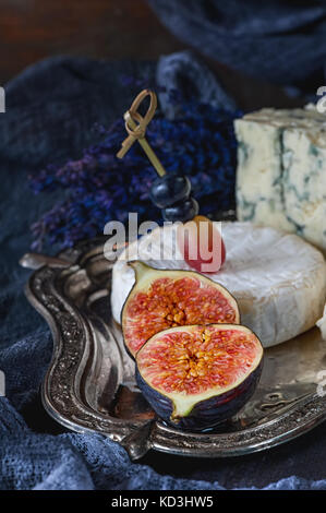 La metà dei fichi maturi con gorgonzola e Camembert. Close-up. Villaggio. Foto Stock