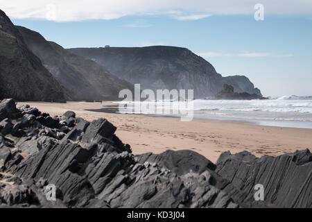 Spiaggia di sabbia e scogliere rocciose Foto Stock