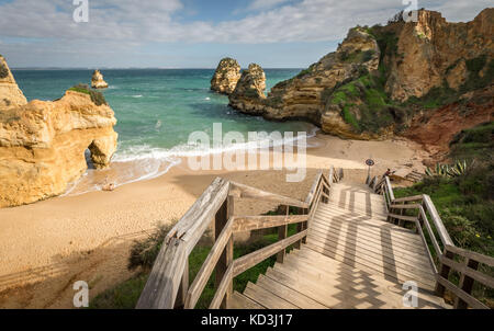 Gradini in legno che conduce verso il basso la spiaggia sabbiosa in Portogallo Foto Stock