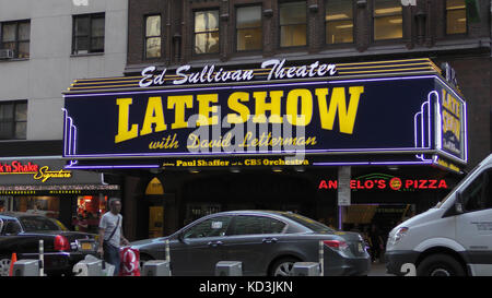 New york - 12 maggio: cbs late night show con David Letterman saluta i pedoni su 53rd St a New York City il 12 maggio 2015. letterman lo scorso anno su t Foto Stock