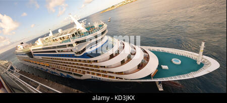 Basseterre - 25 dicembre: crociera airdabella shop arriva in Basseterre, st kitts nella mattina di dicembre 25, 2014. Il bilancio cruise line approvvigiona a Foto Stock