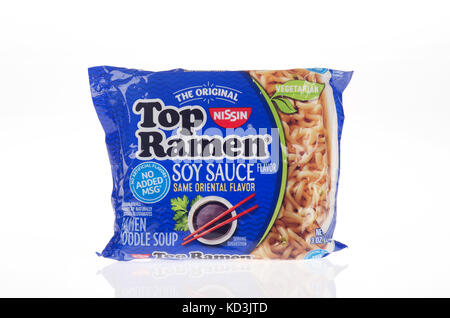 Originale Top Nissin Ramen noodle soup vegetariana con la salsa di soia aperti con il nuovo imballaggio senza aggiunta di MSG sapori artificiali su bianco USA Foto Stock