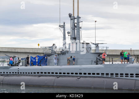 I turisti ad esplorare la USS Bowfin, Museo del sottomarino, nel porto di perla sull'isola di Oahu, Hawaii. Foto Stock