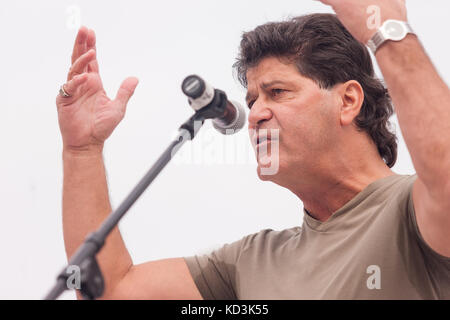 Unifor presidente Jerry Dias parla di membri del sindacato, le loro famiglie e gli altri a una solidarietà nel rally Ingersoll, on Ott 6, 2017. Lavoratori presso il Foto Stock