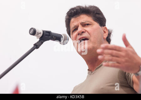 Unifor presidente Jerry Dias parla di membri del sindacato, le loro famiglie e gli altri a una solidarietà nel rally Ingersoll, on Ott 6, 2017. Lavoratori presso il Foto Stock