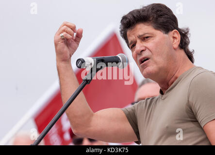 Gerry Dias, presidente di Unifor parla di lavoratori di CAMI impianto di assemblaggio in Ingersoll Ontario, Canada. Foto Stock