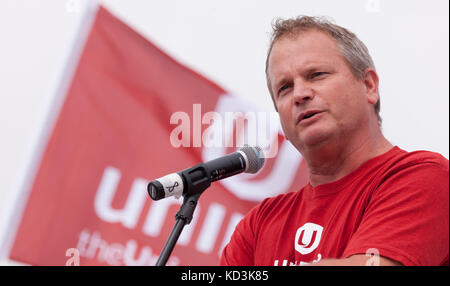 Unifor 88 locale Presidente Mike Van Boekel parla di una solidarietà nel rally Ingersoll, on Ott 6, 2017. Lavoratori presso la CAMI impianto di montaggio devono essere Foto Stock