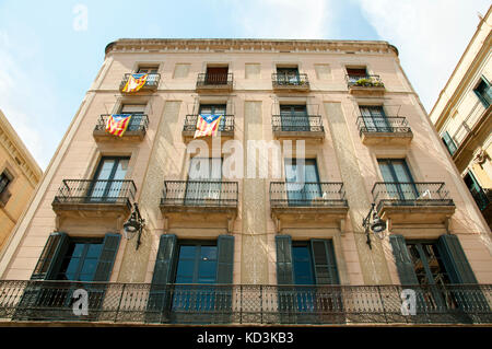 Le bandiere della Catalogna su balconi - Barcellona Foto Stock