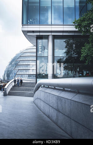 Londra, Inghilterra - giugno 17, 2016: immagine orizzontale di una linea retta business edificio di vetro con una vista parziale del municipio con corrimano su Foto Stock