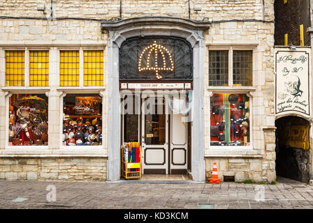 Immagine orizzontale di un ombrello e hat store con un ombrello luminoso segno sagomato in ingresso con un vicolo in th Foto Stock