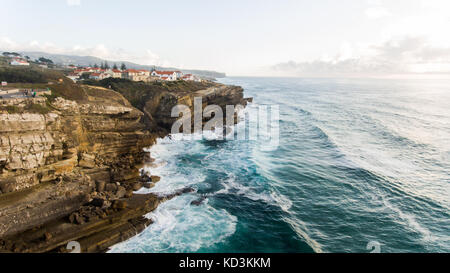 L'oceano e la bellissima spiaggia al tramonto Foto Stock