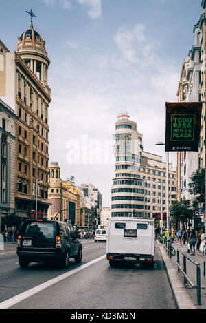 Madrid, Spagna - 30 Settembre 2017: Gran Via a Madrid. La Gran Via è un viale nel centro storico della città di Madrid ed è noto come lo spagnolo Foto Stock