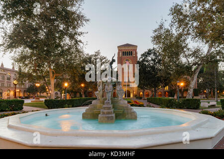 Los Angeles, Ott 8: vista notturna della bella fontana e bovard auditorium il Ott 8, 2017 presso la University of Southern California, Los Angeles, CA Foto Stock