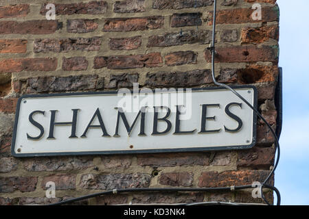 Un cartello stradale per il caos, un iconico street in york Foto Stock