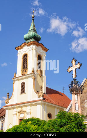 Croce commemorativa e il campanile della Chiesa cattolica di San Giovanni - Szentendre, Ungheria Foto Stock