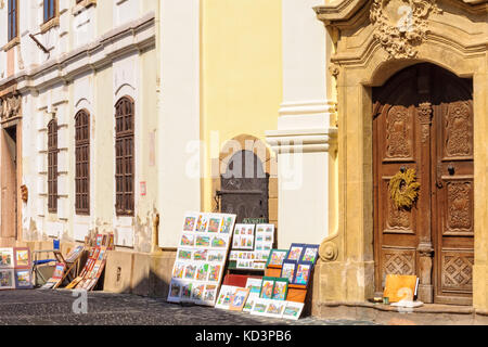 Dipinti ad acquerello in vendita di fronte alla chiesa ortodossa di Blagovestenska - Szentendre, Ungheria Foto Stock