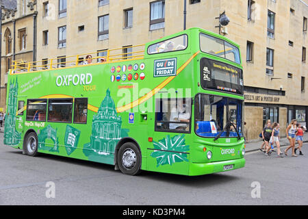 A sommità aperta gita turistica in autobus, Oxford, Regno Unito Foto Stock