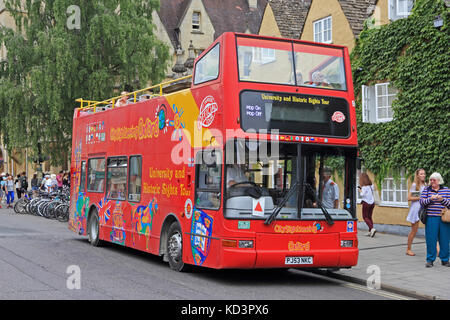 A sommità aperta gita turistica in autobus, Oxford, Regno Unito Foto Stock