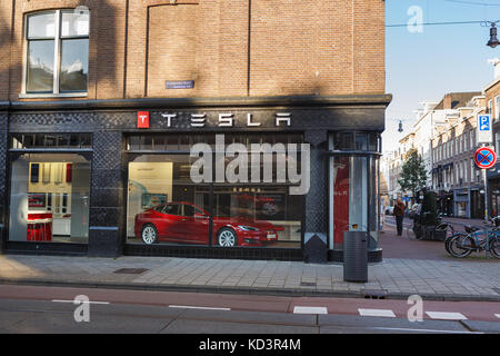 Amsterdam, Paesi Bassi - 23 agosto 2017: tesla auto store sulla hobbemastraat street presso la giornata di sole Foto Stock