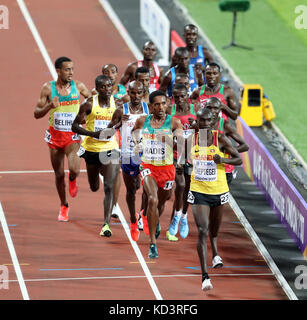 HADIS Abadi (Etiopia), Mo FARAH (Gran Bretagna), Joshua Kiprui CHEPTEGEI (Uganda) concorrenti negli uomini del 10000m finale al 2017, IAAF Campionati del Mondo, Queen Elizabeth Olympic Park, Stratford, Londra, Regno Unito. Foto Stock