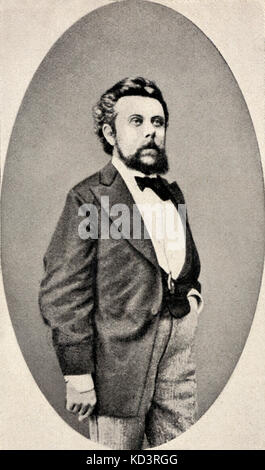 Ritratto di Mussorgsky - foto c.1873 raffigurato in piedi. Il compositore russo (1839-1881) Foto Stock