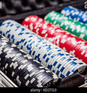 Serie di chip di poker o un contatore con carta e dadi in custodia in metallo