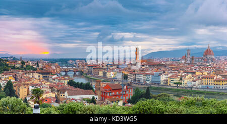 L'Arno e il ponte vecchio al tramonto, Firenze, Italia Foto Stock