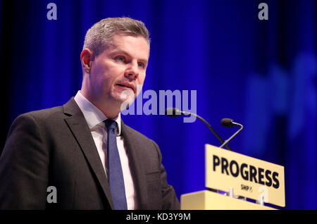 Il Segretario del Gabinetto per le Finanze Derek Mackay si rivolge ai delegati della conferenza del Partito Nazionale Scozzese presso il SEC Centre di Glasgow. Foto Stock