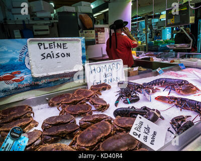 Astici granchi mercato del pesce CONCARNEAU Concarneau pesce ogni giorno il mercato coperto con "Alta Stagione" freschi granchi e aragoste sul display in vendita Bretagna Francia Foto Stock