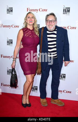 Nancy Sorrell e Jim Moir, meglio conosciuti come personalità televisiva Vic Reeves, partecipano alla prima di Funny Cow, come parte del BFI London Film Festival, presso Vue West End, Leicester Square, Londra. Foto Stock