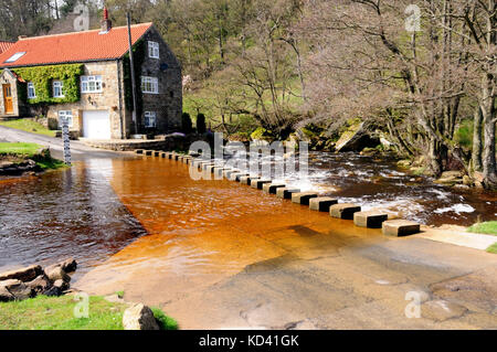 Ford e trampolini attraverso l'Eller Beck a Darnholm, spesso visti negli episodi della serie TV Heartbeat. Foto Stock