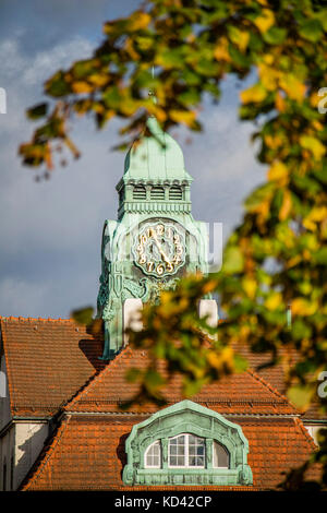 Sprudelhof Bad Nauheim, Germania. Vista autunnale alla torre dell'orologio sulla sommità del bagno 5. Lo Sprudelhof è un ex centro benessere dell'epoca Liberty Foto Stock