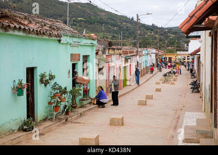 Colorate case coloniali nella città Samaipata florida, provincia di santa cruz reparto, Bolivia Foto Stock