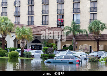 Vetture sommerse dall uragano Harvey a Houston, Texas, Stati Uniti d'America. Pesanti piogge dall'uragano ha causato inondazioni devastanti in tutta la città e dintorni Foto Stock