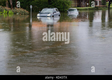 Vetture sommerse dall uragano Harvey a Houston, Texas, Stati Uniti d'America. Pesanti piogge dall'uragano ha causato inondazioni devastanti in tutta la città e dintorni Foto Stock